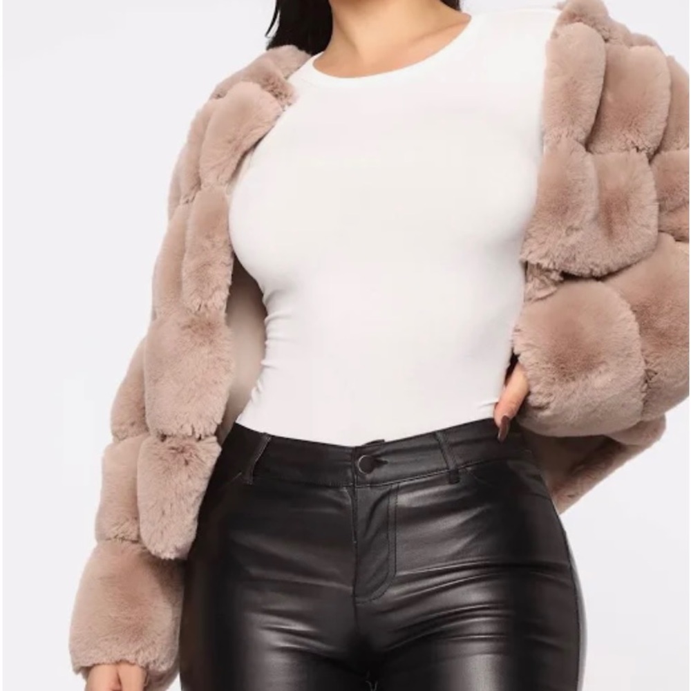 New with tag. Fashion Nova faux fur Jacket Coat. Size Small.